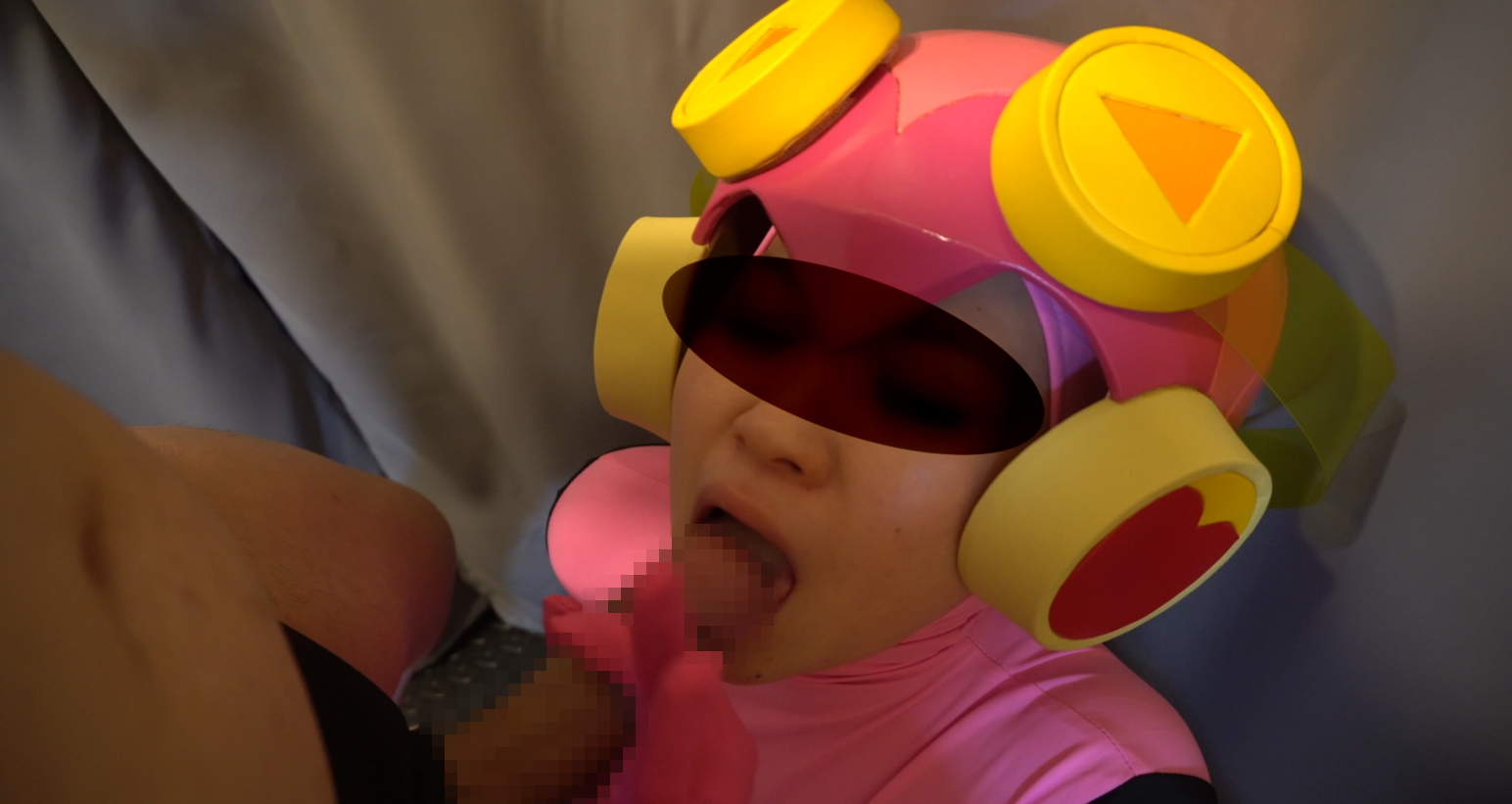 【ロール】ロールネットナビが白グローブ手コキで我慢汁垂らし、跪き喉奥フェラから濡... サンプル画像2